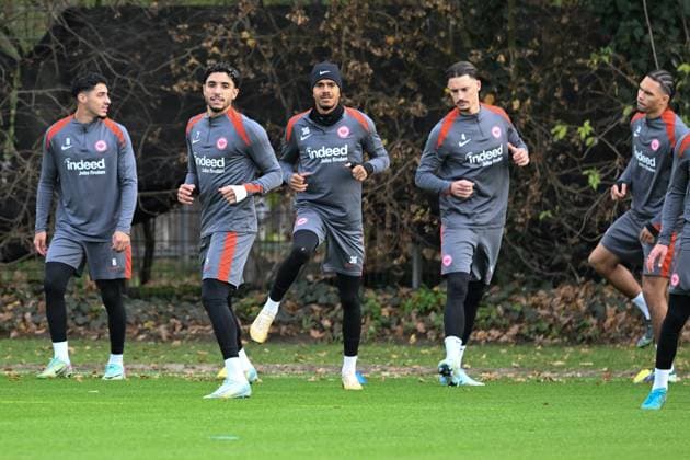27 11 2024, xsltx, Football UEFA Europa League, Eintracht Frankfurt Training emspor, v l Fares Chaibi Eintracht Frankfurt , Omar Marmoush Eintracht Frankfurt , Ansgar Knauff Eintracht Frankfurt , Robin Koch Eintracht Frankfurt , Nnamdi Collins Eintracht Frankfurt DFL DFB REGULATIONS PROHIBIT ANY USE OF PHOTOGRAPHS as IMAGE SEQUENCES and or QUASI VIDEO