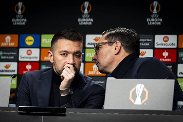 SAN SEBASTIAN - (l-r) Ajax coach Francesco Farioli, Miel Brinkhuis during the press conference, PK, Pressekonferenz in the press room of the Reale Arena (Estadio Anoeta) prior to Ajax s Europa League match against Real Sociedad. ANP TOBIAS KLEUVER xVIxANPxSportx xxANPxIVx 514398136 originalFilename: 514398136.jpg
