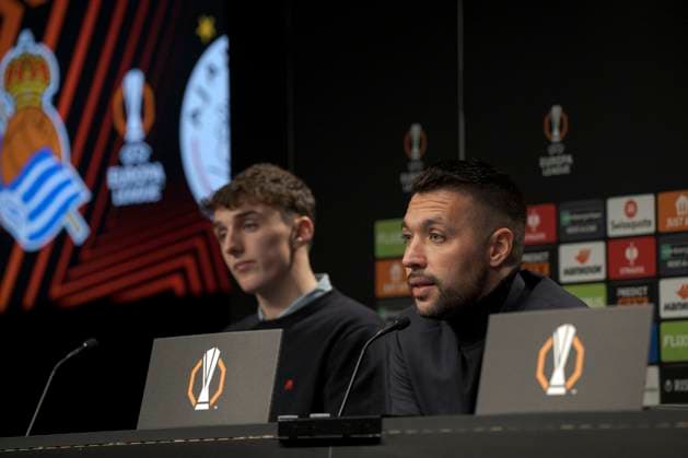 Europa League press conference, PK, Pressekonferenz Ajax Head Coach Francesco Farioli and player Youri Baas attend press conference ahead of Ajax s Europa League match against Real Sociedad. Donostia (Basque Country) November 27, 2024. (Gari Garaialde Bostok Photo) Donostia Gipuzkoa Spain Editorial Use Only  Copyright: xGarikoitzxGaraialdex xBostokxPhotox Bostok Photo GarixGaraialdex GG241127124