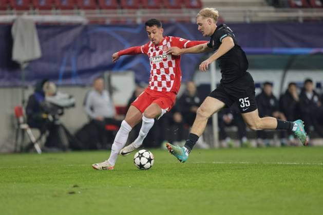 SOCCER - UEFA CL, Sturm vs Girona KLAGENFURT,AUSTRIA,27.NOV.24 - SOCCER - UEFA Champions League, SK Sturm Graz vs Girona FC. Image shows Bojan Miovski (Girona) and Niklas Geyrhofer (Sturm).  GEPAxpictures xMatthiasxTrinkl