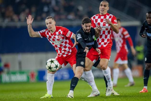 SOCCER - UEFA CL, Sturm vs Girona KLAGENFURT,AUSTRIA,27.NOV.24 - SOCCER - UEFA Champions League, SK Sturm Graz vs Girona FC. Image shows Viktor Tsygankov (Girona), Otar Kiteishvili (Sturm) and Oriol Romeu (Girona).  GEPAxpictures xMatthiasxTrinkl