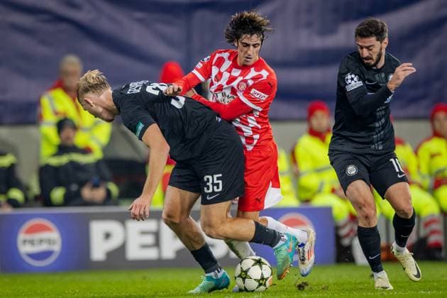 SOCCER - UEFA CL, Sturm vs Girona KLAGENFURT,AUSTRIA,27.NOV.24 - SOCCER - UEFA Champions League, SK Sturm Graz vs Girona FC. Image shows Niklas Geyrhofer (Sturm), Bryan Gil (Girona) and Otar Kiteishvili (Sturm).  GEPAxpictures xMatthiasxTrinkl
