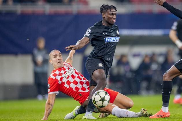 SOCCER - UEFA CL, Sturm vs Girona KLAGENFURT,AUSTRIA,27.NOV.24 - SOCCER - UEFA Champions League, SK Sturm Graz vs Girona FC. Image shows Seedyahmed Jatta (Sturm) and Oriol Romeu (Girona).  GEPAxpictures xMatthiasxTrinkl
