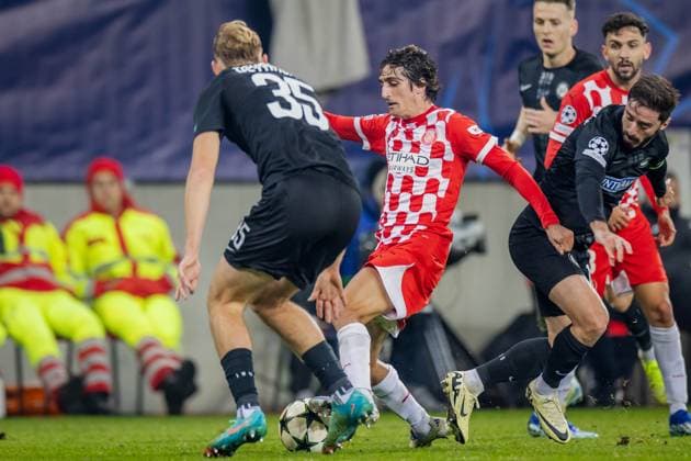 SOCCER - UEFA CL, Sturm vs Girona KLAGENFURT,AUSTRIA,27.NOV.24 - SOCCER - UEFA Champions League, SK Sturm Graz vs Girona FC. Image shows Niklas Geyrhofer (Sturm), Bryan Gil (Girona) and Otar Kiteishvili (Sturm).  GEPAxpictures xMatthiasxTrinkl