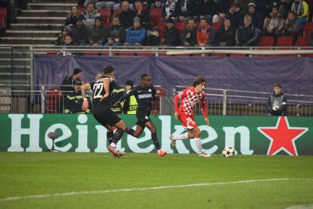 SOCCER - UEFA CL, Sturm vs Girona KLAGENFURT,AUSTRIA,27.NOV.24 - SOCCER - UEFA Champions League, SK Sturm Graz vs Girona FC. Image shows Malick Yalcouye (Sturm) and Bryan Gil (Girona).  GEPAxpictures xChrisxBauer
