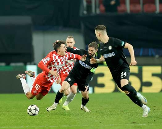 SOCCER - UEFA CL, Sturm vs Girona KLAGENFURT,AUSTRIA,27.NOV.24 - SOCCER - UEFA Champions League, SK Sturm Graz vs Girona FC. Image shows Alejandro Frances (Girona), Otar Kiteishvili and Dimitri Lavalee (Sturm).  GEPAxpictures xHansxOberlaender