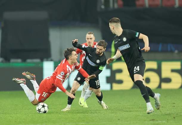 SOCCER - UEFA CL, Sturm vs Girona KLAGENFURT,AUSTRIA,27.NOV.24 - SOCCER - UEFA Champions League, SK Sturm Graz vs Girona FC. Image shows Alejandro Frances (Girona), Otar Kiteishvili and Dimitri Lavalee (Sturm).  GEPAxpictures xHansxOberlaender