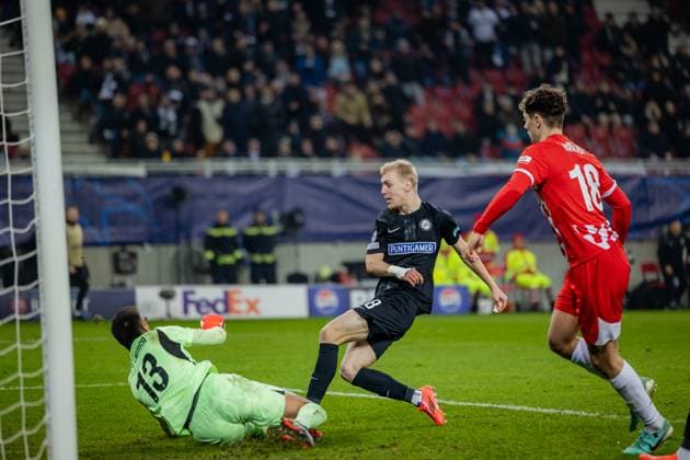SOCCER - UEFA CL, Sturm vs Girona KLAGENFURT,AUSTRIA,27.NOV.24 - SOCCER - UEFA Champions League, SK Sturm Graz vs Girona FC. Image shows Paulo Gazzaniga (Girona), Mika Biereth (Sturm) and Ladislav Krejci (Girona). Keywords: goal.  GEPAxpictures xMatthiasxTrinkl