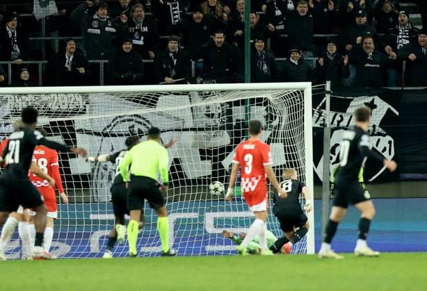 Sport Bilder des Tages SOCCER - UEFA CL, Sturm vs Girona KLAGENFURT,AUSTRIA,27.NOV.24 - SOCCER - UEFA Champions League, SK Sturm Graz vs Girona FC. Image shows Paulo Gazzaniga, Miguel Gutierrez (Girona) and Mika Biereth (Sturm) keywords: goal.  GEPAxpictures xHansxOberlaender