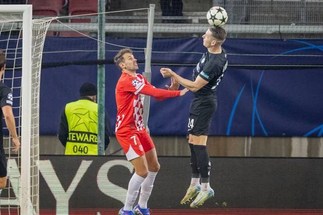 SOCCER - UEFA CL, Sturm vs Girona KLAGENFURT,AUSTRIA,27.NOV.24 - SOCCER - UEFA Champions League, SK Sturm Graz vs Girona FC. Image shows Dimitri Lavalee (Sturm) and Christhian Stuani (Girona).  GEPAxpictures xMatthiasxTrinkl