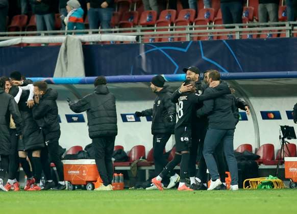 SOCCER - UEFA CL, Sturm vs Girona KLAGENFURT,AUSTRIA,27.NOV.24 - SOCCER - UEFA Champions League, SK Sturm Graz vs Girona FC. Image shows the rejoicing of Malick Yalcouye, assistant coach Michael Madl and head coach Juergen Saeumel (Sturm).  GEPAxpictures xHansxOberlaender