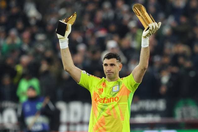 UEFA Champions League,League Phase MD5 Aston Villa v Juventus Emiliano Martinez of Aston Villa with the Yashin Award ahead of the UEFA Champions League,League Phase MD5 match Aston Villa vs Juventus at Villa Park, Birmingham, United Kingdom, 27th November 2024 (Photo by Gareth Evans News Images) Birmingham Villa Park West Midlands United Kingdom Copyright: xGarethxEvans NewsxImagesx