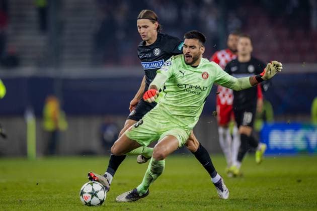 SOCCER - UEFA CL, Sturm vs Girona KLAGENFURT,AUSTRIA,27.NOV.24 - SOCCER - UEFA Champions League, SK Sturm Graz vs Girona FC. Image shows Paulo Gazzaniga (Girona) and Stefan Hierlaender (Sturm).  GEPAxpictures xMatthiasxTrinkl