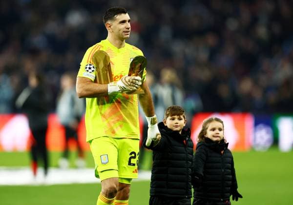Emiliano Martinez of Aston Villa is presented to fans with his second Yashin Trophy won at the Ballon d Or Awards. Aston Villa v Juventus, UEFA Champions League, Group Stage, Football, Villa Park, Birmingham, UK - 27 Nov 2024 EDITORIAL USE ONLY No use with unauthorised audio, video, data, fixture lists, club league logos or live services. Online in-match use limited to 120 images, no video emulation. No use in betting, games or single club league player publications. Copyright: xJamesxMarsh Shutterstockx 14945027ae