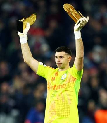 Emiliano Martinez of Aston Villa is presented to fans with his second Yashin Trophy won at the Ballon d Or Awards. Aston Villa v Juventus, UEFA Champions League, Group Stage, Football, Villa Park, Birmingham, UK - 27 Nov 2024 EDITORIAL USE ONLY No use with unauthorised audio, video, data, fixture lists, club league logos or live services. Online in-match use limited to 120 images, no video emulation. No use in betting, games or single club league player publications. Copyright: xJamesxMarsh Shutterstockx 14945027af