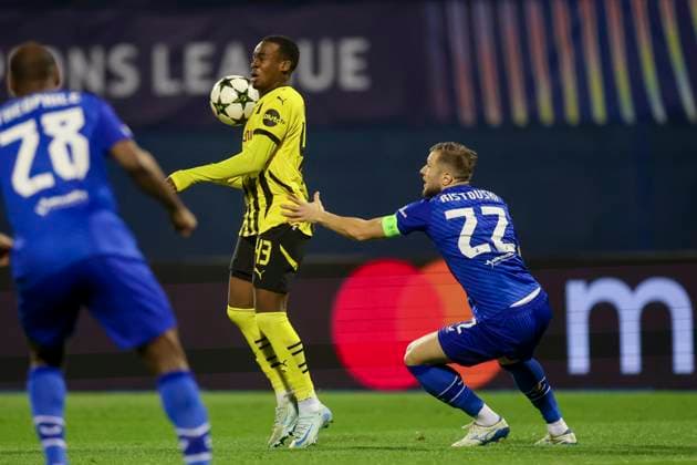 Jamie Gittens Borussia Dortmund and Stefan Ristovski GNK Dinamo battle for the ball, UEFA Champions League 2024 25 League Phase MD5, GNK Dinamo v Borussia Dortmund, Stadion Maksimir on November 27, 2024 in Zagreb, Croatia Photo by Marco Steinbrenner DeFodi Images Jamie Gittens Borussia Dortmund and Stefan Ristovski GNK Dinamo battle for the ball, UEFA Champions League 2024 25 League Phase MD5, GNK Dinamo v Borussia Dortmund, Stadion Maksimir, November 27, 2024 in Zagreb, Croatia Photo by Marco Steinbrenner DeFodi Images Defodi 700 zagreb bvb 20241127 036 Defodi-700