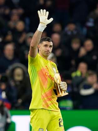 Birmingham, England, 27th November 2024. Aston Villa s goalkeeper Emiliano Martinez receives his golden gloves award during the UEFA Champions League match at Villa Park, Birmingham. Picture credit should read: Andrew Yates Sportimage EDITORIAL USE ONLY. No use with unauthorised audio, video, data, fixture lists, club league logos or live services. Online in-match use limited to 120 images, no video emulation. No use in betting, games or single club league player publications. SPI-3485-0004
