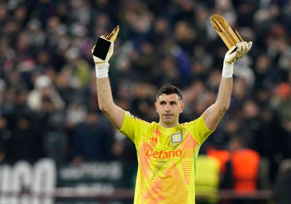Football, CL, Aston Villa - FC Bologna, Emiliano Martinez presents his Yashin Trophy