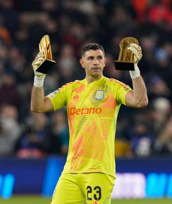 Birmingham, England, 27th November 2024. Aston Villa s goalkeeper Emiliano Martinez receives his golden gloves award during the UEFA Champions League match at Villa Park, Birmingham. Picture credit should read: Andrew Yates Sportimage EDITORIAL USE ONLY. No use with unauthorised audio, video, data, fixture lists, club league logos or live services. Online in-match use limited to 120 images, no video emulation. No use in betting, games or single club league player publications. SPI-3485-0008