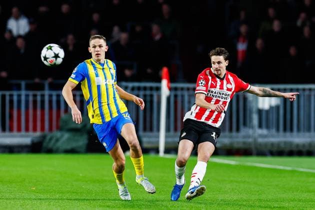 EINDHOVEN, 27-11-2024, Philips Stadium, UEFA Champions League season 2024 25, match between PSV and Sjachtar Donetsk, Sjachtar Donetsk player Danylo Sikan and PSV player Olivier Boscagli PSV - Sjachtar Donetsk  x26839314x Copyright: