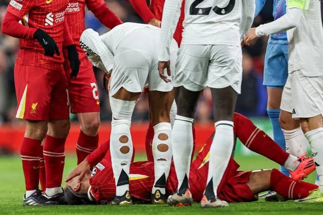 UEFA Champions League, League Phase MD5 Liverpool v Real Madrid Tempers fly as Darwin Nunez of Liverpool goes down with injury during the UEFA Champions League, League Phase MD5 Liverpool v Real Madrid at Anfield, Liverpool, United Kingdom, 27th November 2024 (Photo by Mark Cosgrove News Images) Liverpool Anfield Merseyside United Kingdom Copyright: xMarkxCosgrove NewsxImagesx