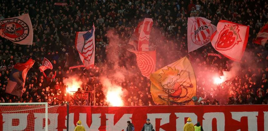 Sport Bilder des Tages 27.11.2024 Belgrade(Serbia) FK Crvena Zvezda-VfB Stuttgart Champions League men s football Crvena Zvezda(Red Star) fans with torches :S.Sandic