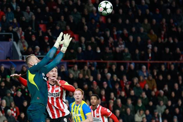 EINDHOVEN, 27-11-2024, Philips Stadium, UEFA Champions League season 2024 25, match between PSV and Sjachtar Donetsk, Sjachtar Donetsk goalkeeper Dmytro Riznyk and PSV player Luuk de Jong PSV - Sjachtar Donetsk  x26839318x Copyright: