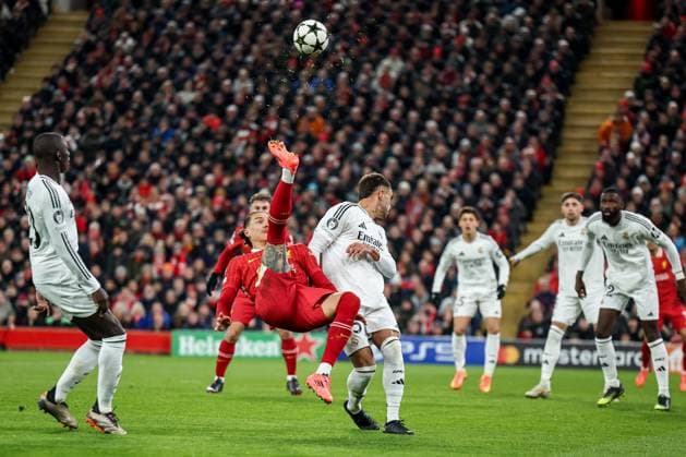 UEFA Champions League, League Phase MD5 Liverpool v Real Madrid Darwin Nunez of Liverpool plays an overhead kick into the box during the UEFA Champions League, League Phase MD5 Liverpool v Real Madrid at Anfield, Liverpool, United Kingdom, 27th November 2024 (Photo by Mark Cosgrove News Images) Liverpool Anfield Merseyside United Kingdom Copyright: xMarkxCosgrove NewsxImagesx