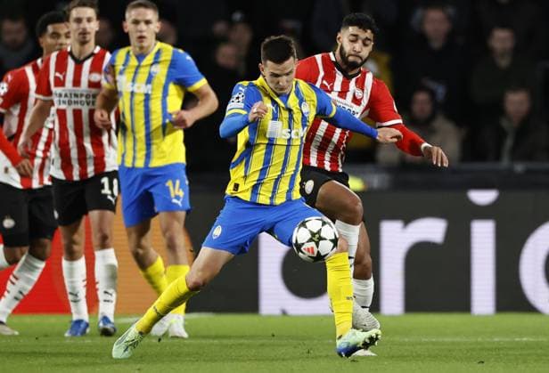 EINDHOVEN - (l-r) Dmytro Kryskiv of FK Shakhtar Donetsk, Ismael Saibari of PSV Eindhoven during the UEFA Champions league match between PSV Eindhoven and Shakhtar Donetsk at Phillips stadium on Nov. 27, 2024 in Eindhoven, Netherlands. ANP MAURICE VAN STEEN UEFA Champions League 2024 25 League Phase MD5 2024 25 xVIxANPxSportx xxANPxIVx 514405638 originalFilename: 514405638.jpg