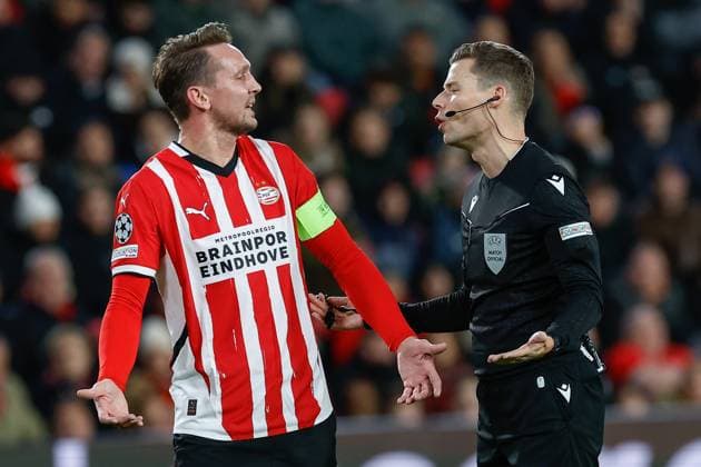 EINDHOVEN, 27-11-2024, Philips Stadium, UEFA Champions League season 2024 25, match between PSV and Sjachtar Donetsk, PSV player Luuk de Jong and Referee Urs Schnyder PSV - Sjachtar Donetsk  x26839364x Copyright: