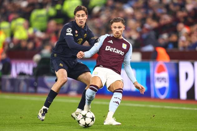 Aston Villa gegen Juventus 27 November 2024, Aston UEFA Champions League League Phase Aston Villa gegen Juventus Kenan Yildiz von Juventus und Matty Cash von Aston Villa Foto Charlotte Wilson Abseits Aston UK  Copyright: xCharlottexWilsonx xOffsidexOffside