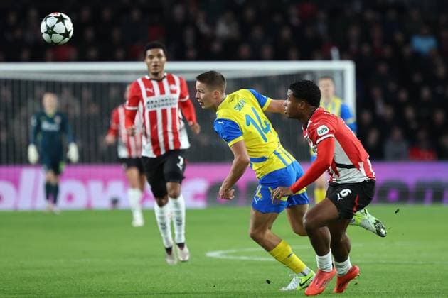 EINDHOVEN, 27-11-2024, Philips Stadium, UEFA Champions League season 2024 25, match between PSV and Sjachtar Donetsk, Sjachtar Donetsk player Danylo Sikan and PSV player Ryan Flamingo PSV - Sjachtar Donetsk  x26839375x Copyright: