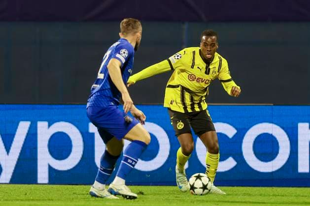 Stefan Ristovski GNK Dinamo and Jamie Gittens Borussia Dortmund battle for the ball, UEFA Champions League 2024 25 League Phase MD5, GNK Dinamo v Borussia Dortmund, Stadion Maksimir on November 27, 2024 in Zagreb, Croatia Photo by Marco Steinbrenner DeFodi Images Stefan Ristovski GNK Dinamo and Jamie Gittens Borussia Dortmund battle for the ball, UEFA Champions League 2024 25 League Phase MD5, GNK Dinamo v Borussia Dortmund, Stadion Maksimir, November 27, 2024 in Zagreb, Croatia Photo by Marco Steinbrenner DeFodi Images Defodi 700 zagreb bvb 20241127 050 Defodi-700