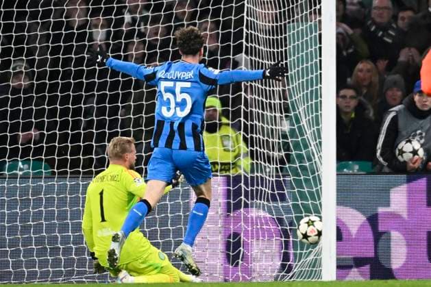 Celtic v Club Brugge - UEFA Champions League GLASGOW, SCOTLAND - NOVEMBER 27 : Carter-Vickers Cameron defender of Celtic FC scores an own goal against Schmeichel Kasper goalkeeper of Celtic FC and De Cuyper Maxim midfielder of Club Brugge celebrates during the UEFA Champions League phase matchday 5 between Celtic and Club Brugge on November 27, 2024 in Glasgow, Scotland, 27 11 2024 Glasgow Scotland  Copyright: xPeterxDexVoechtx