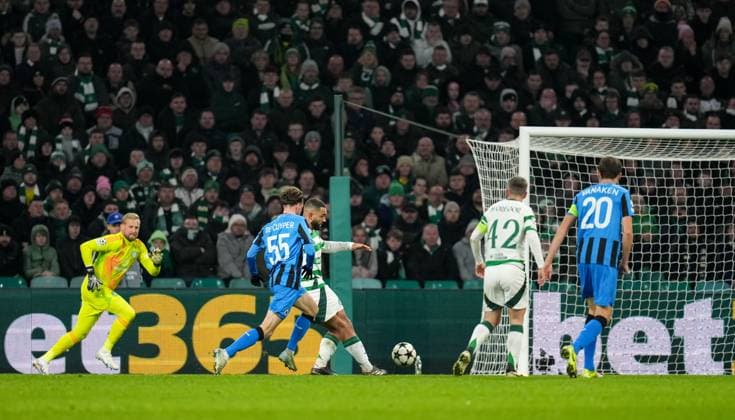 Sport Bilder des Tages Cameron Carter-Vickers of Celtic scores an own goal to give Club Brugge a 0-1 lead. Celtic v Club Brugge, UEFA Champions League, Group Stage, Football, Celtic Park, Glasgow, Scotland, UK - 27 Nov 2024 EDITORIAL USE ONLY No use with unauthorised audio, video, data, fixture lists, club league logos or live services. Online in-match use limited to 120 images, no video emulation. No use in betting, games or single club league player publications. Copyright: xStuartxWallace Shutterstockx 14945035ar