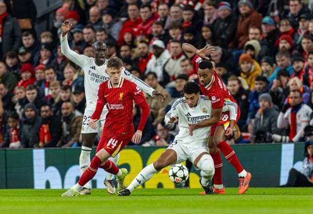 Football - UEFA Champions League - League Phase - Liverpool FC v Real Madrid CF LIVERPOOL, ENGLAND - Wednesday, November 27, 2024: Real Madrid s Jude Bellingham (C) is challenged by Liverpool s Ryan Gravenberch during the UEFA Champions League game between Liverpool FC and Real Madrid CF at Anfield. (Photo by David Rawcliffe Propaganda) LIVERPOOL Anfield MERSEYSIDE ENGLAND  Copyright: xDavidxRawcliffex P2024-11-27-Liverpool_Madrid-19