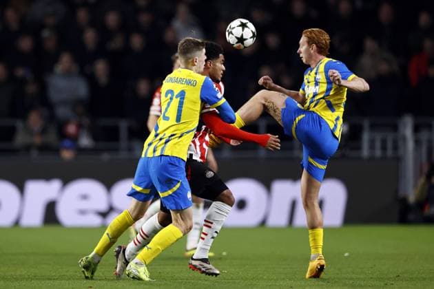 EINDHOVEN - (l-r) Artem Bondarenko of FK Shakhtar Donetsk , Malik Tillman of PSV Eindhoven, Yukhym Konoplia of FK Shakhtar Donetsk during the UEFA Champions league match between PSV Eindhoven and Shakhtar Donetsk at Phillips stadium on Nov. 27, 2024 in Eindhoven, Netherlands. ANP MAURICE VAN STEEN UEFA Champions League 2024 25 League Phase MD5 2024 25 xVIxANPxSportx xxANPxIVx 514406707 originalFilename: 514406707.jpg