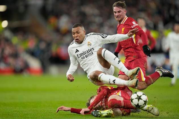 Sport Bilder des Tages Liverpool FC v Real Madrid C.F. - UEFA Champions League 2024 25 League Phase MD5 Kylian Mbappe centre-forward of Real Madrid and France and Conor Bradley right-back of Liverpool and Northern Ireland compete for the ball during the UEFA Champions League 2024 25 League Phase MD5 match between Liverpool FC and Real Madrid C.F. at Anfield on November 27, 2024 in Liverpool, England. Liverpool England United Kingdom  Copyright: xJosexBretonx originalFilename:bretonhernandez-liverpoo241127_npBV6.jpg