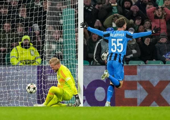 Sport Bilder des Tages Maxim De Cuyper of Club Brugge celebrates as Cameron Carter-Vickers of Celtic scores an own goal past Celtic goalkeeper Kasper Schmeichel to give Club Brugge a 0-1 lead. Celtic v Club Brugge, UEFA Champions League, Group Stage, Football, Celtic Park, Glasgow, Scotland, UK - 27 Nov 2024 EDITORIAL USE ONLY No use with unauthorised audio, video, data, fixture lists, club league logos or live services. Online in-match use limited to 120 images, no video emulation. No use in betting, games or single club league player publications. Copyright: xStuartxWallace Shutterstockx 14945035ax