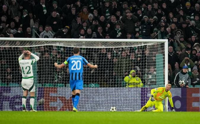 Cameron Carter-Vickers of Celtic looks to the ground after scoring an own goal past Celtic goalkeeper Kasper Schmeichel to give Club Brugge a 0-1 lead. Celtic v Club Brugge, UEFA Champions League, Group Stage, Football, Celtic Park, Glasgow, Scotland, UK - 27 Nov 2024 EDITORIAL USE ONLY No use with unauthorised audio, video, data, fixture lists, club league logos or live services. Online in-match use limited to 120 images, no video emulation. No use in betting, games or single club league player publications. Copyright: xStuartxWallace Shutterstockx 14945035ba