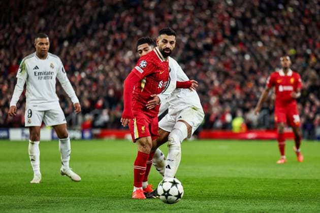 UEFA Champions League, League Phase MD5 Liverpool v Real Madrid Jude Bellingham of Real Madrid battles for the ball with Mohamed Salah of Liverpool during the UEFA Champions League, League Phase MD5 Liverpool v Real Madrid at Anfield, Liverpool, United Kingdom, 27th November 2024 (Photo by Mark Cosgrove News Images) Liverpool Anfield Merseyside United Kingdom Copyright: xMarkxCosgrove NewsxImagesx