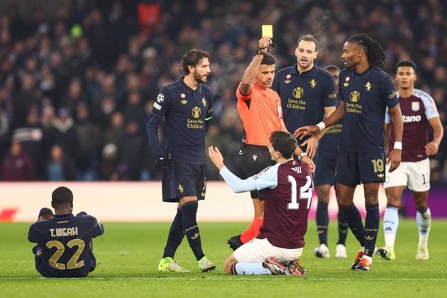 Aston Villa gegen Juventus 27. November 2024, Aston UEFA Champions League League-Phase Aston Villa gegen Juventus Der Schiedsrichter Jesus Gil Manzano zeigt Pau Torres von Aston Villa die gelbe Karte Foto Charlotte Wilson Abseits Aston UK  Copyright: xCharlottexWilsonx xOffsidexOffside