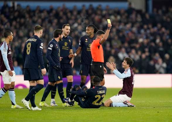 Sport Bilder des Tages Birmingham, England, 27th November 2024. Aston Villa s Pau Torres fouls Juventus Timothy Weah and gets booked during the UEFA Champions League match at Villa Park, Birmingham. Picture credit should read: Andrew Yates Sportimage EDITORIAL USE ONLY. No use with unauthorised audio, video, data, fixture lists, club league logos or live services. Online in-match use limited to 120 images, no video emulation. No use in betting, games or single club league player publications. SPI-3485-0022