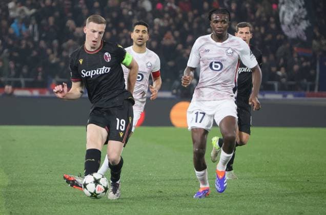 Bologna s Lewis Ferguson and Lille s Ngal ayel Mukau during the Uefa Champions League soccer match between Bologna f.c. and Losc Lille at the Dall Ara Stadium, Bologna, northern Italy, Wednesday, November 27, 2024. - Soccer - (Photo Michele Nucci - LaPresse)  Copyright: xMichelexNucci LaPressex