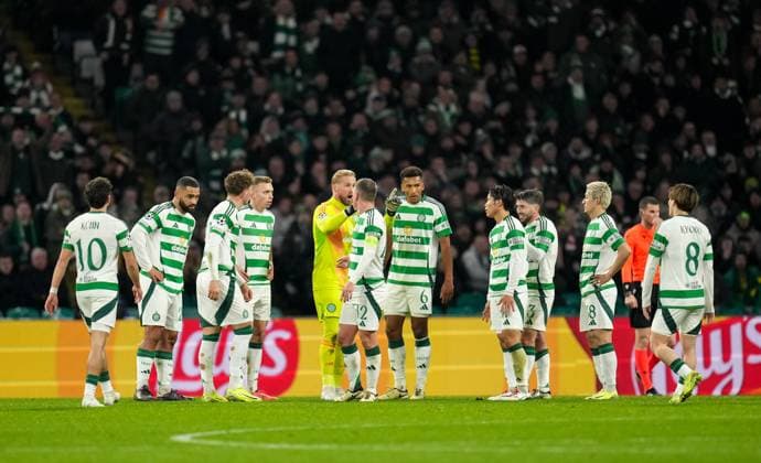 Celtic goalkeeper Kasper Schmeichel calls a team meeting on the pitch after Cameron Carter-Vickers of Celtic scored an own goal past Schmeichel to give Club Brugge a 0-1 lead. Celtic v Club Brugge, UEFA Champions League, Group Stage, Football, Celtic Park, Glasgow, Scotland, UK - 27 Nov 2024 EDITORIAL USE ONLY No use with unauthorised audio, video, data, fixture lists, club league logos or live services. Online in-match use limited to 120 images, no video emulation. No use in betting, games or single club league player publications. Copyright: xStuartxWallace Shutterstockx 14945035bg