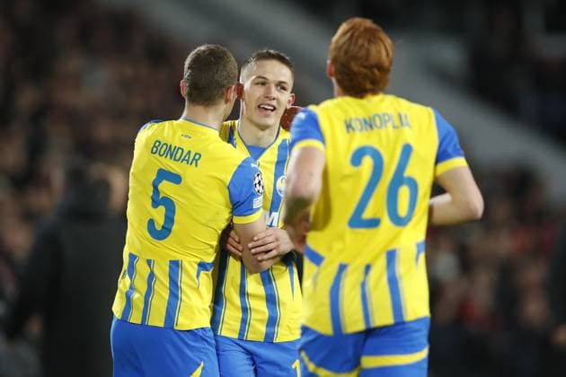 EINDHOVEN - (l-r) Valeriy Bondar of FK Shakhtar Donetsk, Danylo Sikan of FK Shakhtar Donetsk , Yukhym Konoplia of FK Shakhtar Donetsk celebrate 0-1 during the UEFA Champions league match between PSV Eindhoven and Shakhtar Donetsk at Phillips stadium on Nov. 27, 2024 in Eindhoven, Netherlands. ANP Hollandse Hoogte BART STOUTJESDIJK UEFA Champions League 2024 25 League Phase MD5 2024 25 xVIxANPxSportx xBartxStoutjesdijkxIVx 514408591 originalFilename: 514408591.jpg