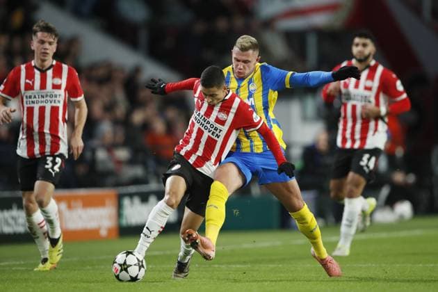 EINDHOVEN - (l-r) Mauro Junior of PSV Eindhoven, Oleksandr Zubkov of FK Shakhtar Donetsk during the UEFA Champions league match between PSV Eindhoven and Shakhtar Donetsk at Phillips Stadium on Nov. 27, 2024 in Eindhoven, Netherlands. ANP Hollandse Hoogte BART STOUTJESDIJK UEFA Champions League 2024 25 League Phase MD5 2024 25 xVIxANPxSportx xBartxStoutjesdijkxIVx 514408653 originalFilename: 514408653.jpg