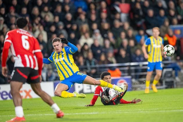 27 11 2024, Football UEFA Champions League, Season 2024 2025, Matchday 05, PSV Eindhoven Shakhtar Donetsk at Philips Stadium in Eindhoven duel between Alaa Ghram Shakhtar Donetsk, 18 and Malik Tillmann PSV Eindhoven, 07 Photo Kirchner Media TH Copyright: xKirchner-Media THx