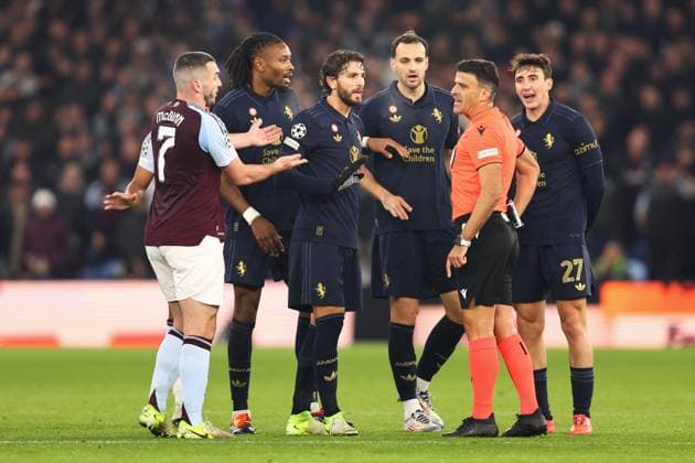 Aston Villa gegen Juventus 27. November 2024, Aston UEFA Champions League Liga-Phase Aston Villa gegen Juventus Der Schiedsrichter Jesus Gil Manzano wird von Juventus-Spielern umringt Foto Charlotte Wilson Abseits Aston UK  Copyright: xCharlottexWilsonx xOffsidexOffside