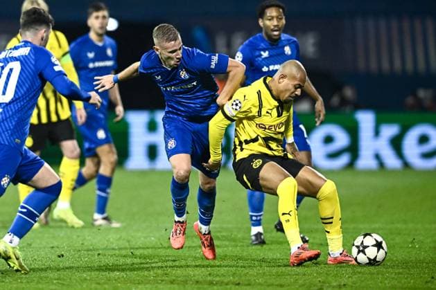GNK Dinamo v Borussia Dortmund - UEFA Champions League 2024 25 League Phase MD5 Lukas Kacavenda of Dinamo Zagreb competes for a ball with Donyell Malen of Borussia Dortmund during the UEFA Champions League 2024 25 League Phase MD5 match between GNK Dinamo Zagreb and Borussia Dortmund at Maksimir stadium on November 27, 2024 in Zagreb, Croatia.  MarkoxLukunic PIXSELL